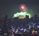 「ハルカス300(展望台)」から見る「なにわ淀川花火大会」(過去開催時の様子) 「ハルカス300(展望台)」から見る「なにわ淀川花火大会」(過去開催時の様子)