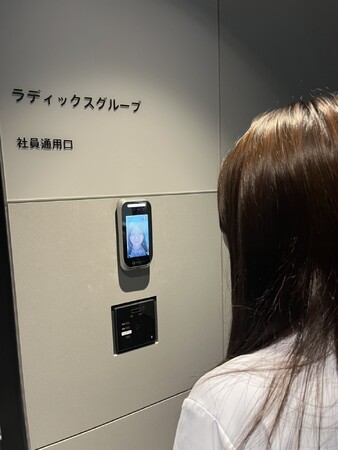 ラディックス、本社および江東区の主要拠点に最先端顔認証リーダー「FE-500」を導入～セキュリティ強化と入退室・勤怠管理の完全自動化を同時実現～