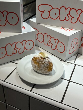 ひんやり、夏だけのご褒美。&芳醇な桃クリームをたっぷり包んだ、この季節だけの生ドーナツTOKYOから数量限定『桃ドーナツ』が登場