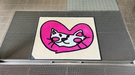 【設置事例】「コドモブロス」に通う子どもが描いたアート作品を採用したサポートマット 【設置事例】「コドモブロス」に通う子どもが描いたアート作品を採用したサポートマット