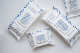 【第20回キッズデザイン賞受賞】「Wood-Based WIPES」60枚入り(自宅用)と18枚入り(携帯用) 【第20回キッズデザイン賞受賞】「Wood-Based WIPES」60枚入り(自宅用)と18枚入り(携帯用)
