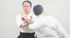 合気道家・藤崎天敬師範が横浜・関内で合気道の無料護身術講習会を開催―合気道の体捌きを活用し掴み・抱き着きからの離脱、打撃への防御を指導