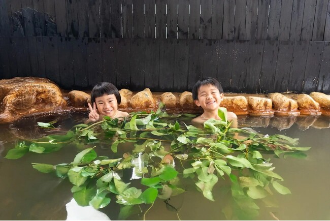 埼玉の名産品・梨と温泉のコラボ。おふろcafe 白寿の湯にて季節のおふろ「梨の葉風呂」を開催中。梨を使用した夏期限定スイーツの提供も。