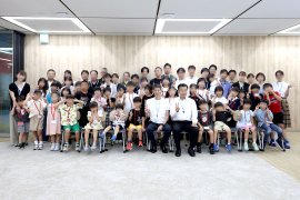 大木社長、永井副社長と参加者親子で記念撮影 大木社長、永井副社長と参加者親子で記念撮影