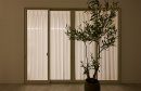 外から室内を見た様子。天井の照明は確認できるものの、それ以外の室内の様子は見えにくい 外から室内を見た様子。天井の照明は確認できるものの、それ以外の室内の様子は見えにくい