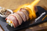 【コートヤード・バイ・マリオット 東京ステーション】
秋のディナーを彩る近江牛寿司が登場、LAVAROCK流の豪快な味わいを堪能
「近江牛炙りロール寿司」を発売