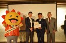 「ベストパートナー」認定後の記念撮影(左から、株式会社コジマ 代表取締役 中澤氏、ROY株式会社 代表取締役 大石、執行役員 中村) 「ベストパートナー」認定後の記念撮影(左から、株式会社コジマ 代表取締役 中澤氏、ROY株式会社 代表取締役 大石、執行役員 中村)