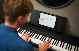 デジタルピアノ『FP-40』とアプリ『Piano Sphere』の使用イメージ デジタルピアノ『FP-40』とアプリ『Piano Sphere』の使用イメージ