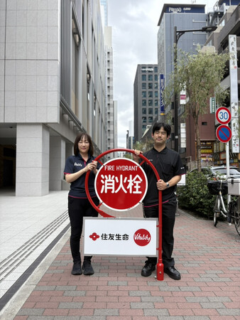 住友生命が「防災の日」に地域防災へ貢献、都内3カ所の消火栓標識に協賛看板を設置